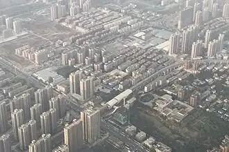 Vue partielle du centre de la petite ville de Longhu, , Xinzheng city (ville-district ), Zhengzhou municipality (ville-préfecture), Henan. 2019