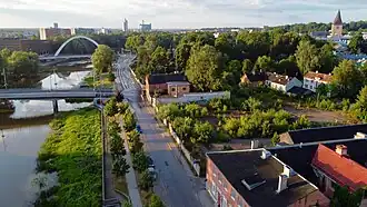 Supilinn, Emajõe tänav, le jardin Botanique, au fond la tour de l'escargot.