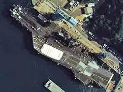 Le USS&nbsp;Midway en 1983 à la United States Fleet Activities Yokosuka.