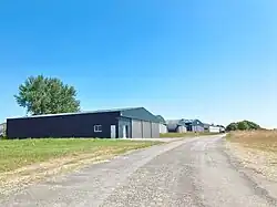 Hangars d'entreprises installées sur l'aérodrome.