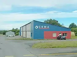 Les locaux du Centre École de Maintenance Aéronautique (CEMA) fondé en 1989 sur l'aérodrome de Bel Air de Dinan-Trélivan.