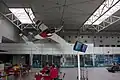 Avion suspendu au-dessus du snack-bar dans le hall des départs en 2011.