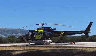 Un hélicoptère de lutte contre les incendies, modèle Eurocopter AS 350B3 Hélicoptère d'Eau à l'aéroport du Castellet.