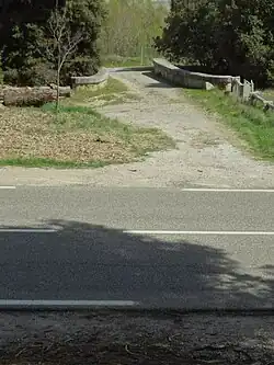 le pont de pierre au-dessus du chemin de fer, en tranchée, direction prise par Elizabeth Drummond dans sa fuite