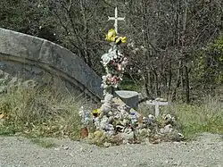 Le mémorial, une croix improvisée recouverte de peluches