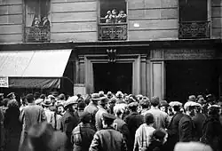 Attroupement au no 9 lors de la reconstitution du crime de Violette Nozière en 1933.