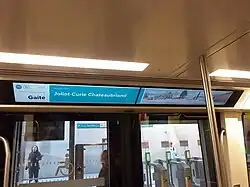 Les rames Cityval de la ligne B disposent d'écrans embarqués au-dessus des portes.