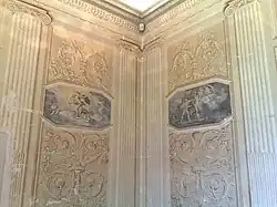 Salle décorée de fresques