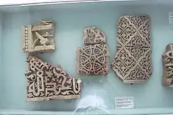 Ornements médiévaux en stuc