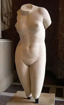 Torse du type de l'Aphrodite de Cnide. Copie romaine d'époque impériale, marbre, IIe&nbsp;siècle de notre ère. Louvre MA 2181.