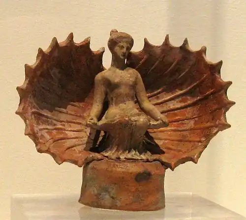 Aphrodite émergeant (IVe&nbsp;siècle&nbsp;av. J.-C.).