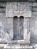 Statue d'Agastya dans une niche au sud du temple de Sambisari.