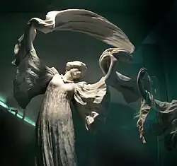 Danseuse à l’écharpe, pied gauche levé (détail), 1898, biscuit de Sèvres, musée de La Piscine à Roubaix. Le thème de la danseuse à l’écharpe a été un sujet de variations pour Agathon Léonard.