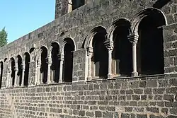 Agde, cathédrale Saint-Étienne, arcades du cloître.