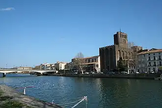 Agde - le fleuve et la cathédrale Saint-Étienne d'Agde.