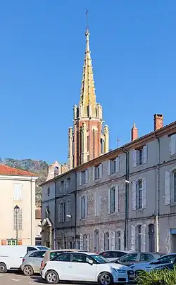 Le clocher vu depuis le parvis de la cathédrale.
