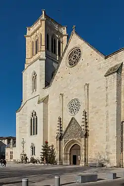Façade sud, place du Maréchal-Foch.
