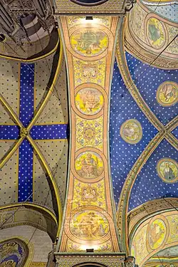 Arche séparant la nef (à gauche) de la croisée du transept (à droite) .