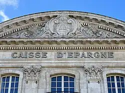 Fronton avec ruche —&nbsp;symbole des caisses d’épargne&nbsp;—, en février 2022.