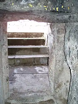 Marches et piédroits de l'entrée.