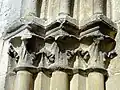 Chapiteaux du portail.