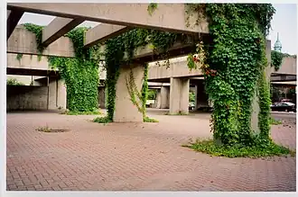 Pergola en béton brut, dans l'Agora, Montréal.