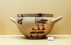 Skyphos protoattique aux poissons, H. 8,5&nbsp;cm. Peinture et incisions. Peintre du groupe de l'Agora, 650-625. Musée de l'Agora