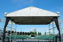 Description de l'image Agora du Vieux-Port (vue de l'arrière de la scène).jpg.