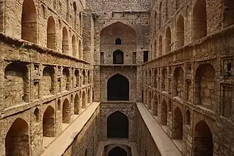 L'Agrasen ou Ugrasen ki Baoli, un bâoli du XIVe siècle.