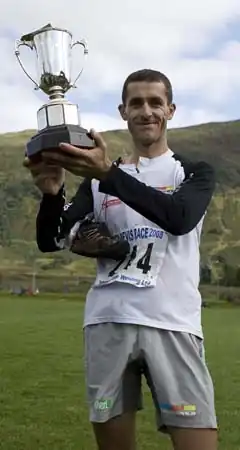 Agustí Roc soulevant la coupe MacFarlane en 2008.