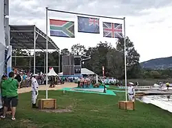 Trois drapeaux au-dessus d'un podium