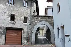 La dernière des trois portes à arc brisé de l'enceinte.