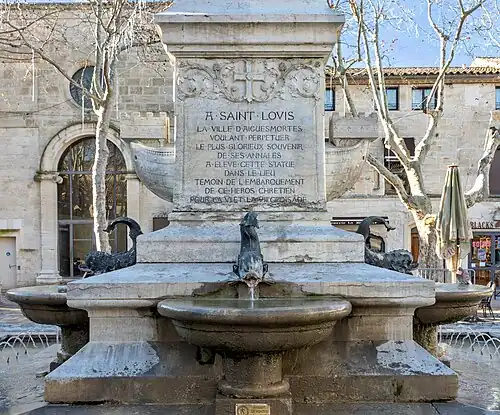 Fontaine constituant le socle de la statue de Saint Louis.