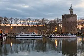 La Tour de Constance, les remparts et le canal du Rhône à Sète au coucher du soleil.