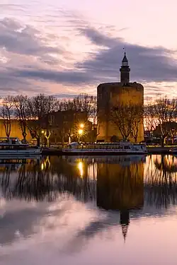 La tour se reflétant dans le canal du Rhône à Sète au coucher du soleil.