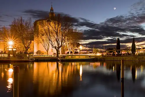 La tour se reflétant dans le canal du Rhône à Sète au coucher du soleil.