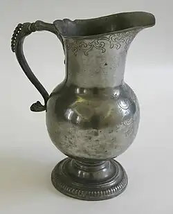 Aiguière en casque sur piédouche (1re&nbsp;moitié du XVIIIe&nbsp;siècle [?]).