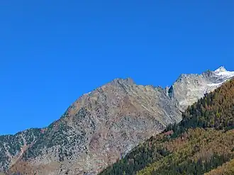 Vue de l'aiguille à Bochard depuis Chamonix-Mont-Blanc au sud-ouest.