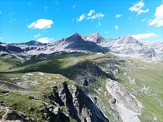 Vue de gauche à droite sur la pointe du Gros Caval, la Petite aiguille Rousse, la Grande aiguille Rousse et l'Ouille de Gontière.