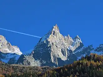 Vue du versant Nord-Ouest de l'aiguille de Blaitière avec, à sa droite, l'aiguille des Ciseaux et l'aiguille du Fou.