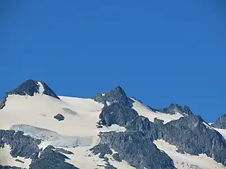 L'aiguille de Polset avec à gauche le dôme de Polset et à droite le mont de Gébroulaz dominant de la glacier de Gébroulaz depuis le mont Bochor au nord-nord-est.