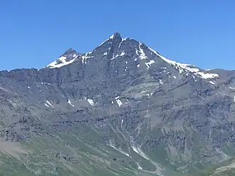 Vue de l'adret de l'aiguille de la Grande Sassière depuis Tignes au sud-ouest.
