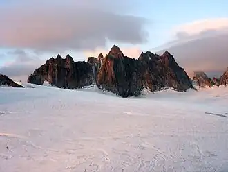 Les aiguilles Dorées depuis le glacier du Trient. Au centre, la tête Biselx (3&nbsp;507&nbsp;m) et, tout à droite, l'aiguille de la Varappe (3&nbsp;517&nbsp;m).