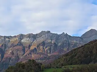 Vue des aiguilles du Mont depuis Blanchet au-dessus d'Ugine au sud avec à droite le sommet du mont Charvin.