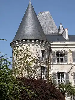 Tour médiévale flanquant le logis du XIXe&nbsp;siècle.