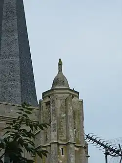 Saint Jean-Baptiste au sommet de la tourelle.