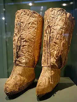 Paire de bottes en cuir de poisson et corde de coton teinte à l'indigo : saumon bossu et hucho de Sakhaline (Hucho perryi). Peuple aïnou, vallée de la Poronaï, île de Sakhaline, XIXe&nbsp;siècle.