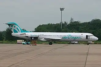 XY-AGC, le Fokker F100 impliqué dans l'accident, ici photographié à l'aéroport international de Yangon en septembre 2005.