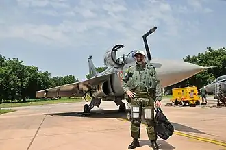 Le maréchal de l'air AP Singh devant un HAL Tejas lors de l'exercice.