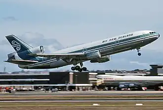Un McDonnell Douglas DC-10 d'Air New Zealand à Sydney en 1977.
